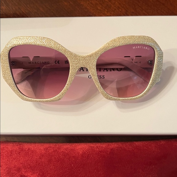 BRAND NEW GUESS BY MARCIANO GM00007 25F SUNGLASSES. NWOT - Picture 7 of 12